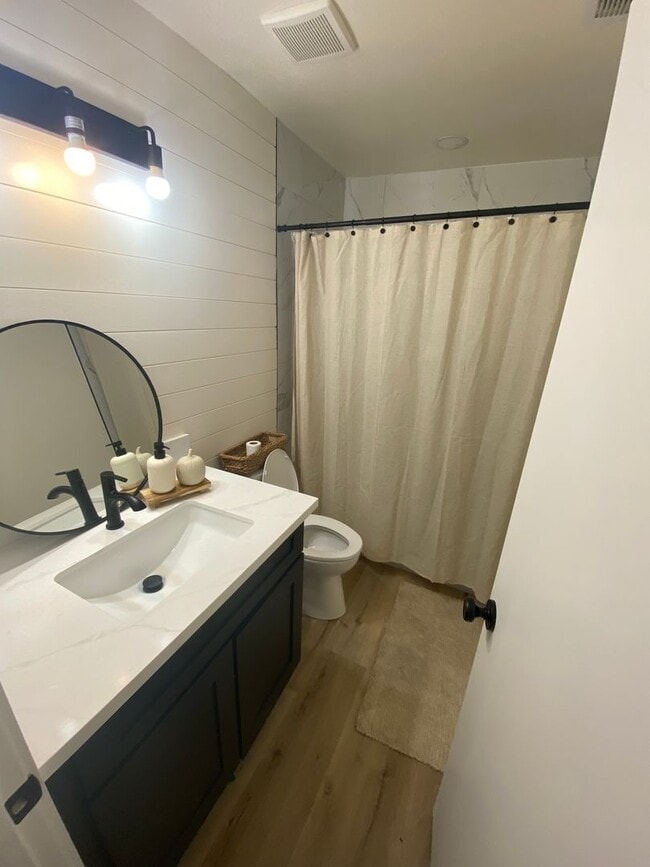 Building Photo - Beautiful updated home for rent In Visalia...
