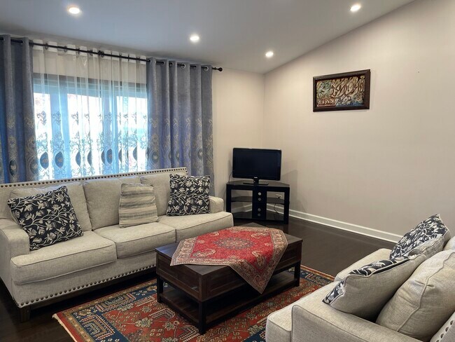 Foto del edificio - 1925 E Waverly Ln