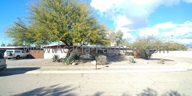 Foto del edificio - Centrally Located Three Bedroom/Two Bath Home