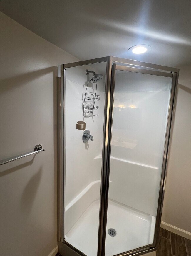 Building Photo - GREAT LOCATION!! Beautifully remodeled bun...