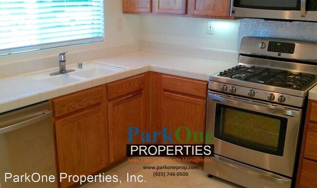 Building Photo - 3 br, 2.5 bath House - 162 Crescent Plaza
