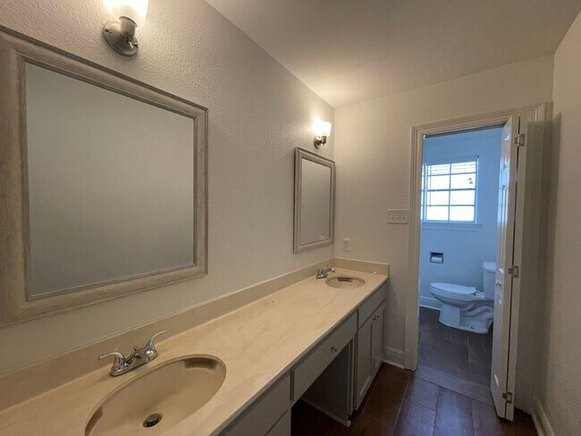 Building Photo - Charming Three Bedroom Home In Shenandoah ...