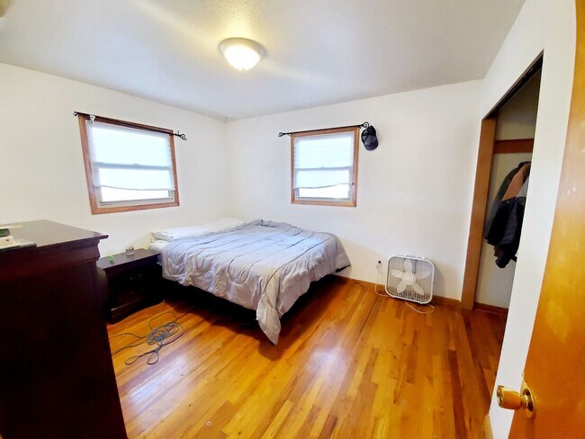 Foto del edificio - 910 Bungalow Ct