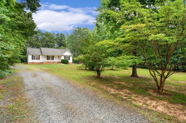 Building Photo - Charming Ranch on 1.44 Acres in Mebane – A...