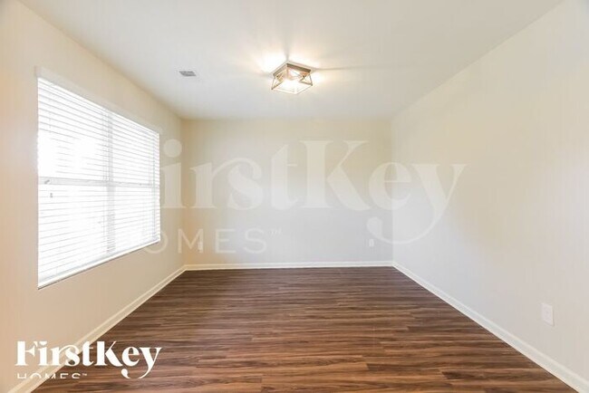 Building Photo - 700 Mallet Way