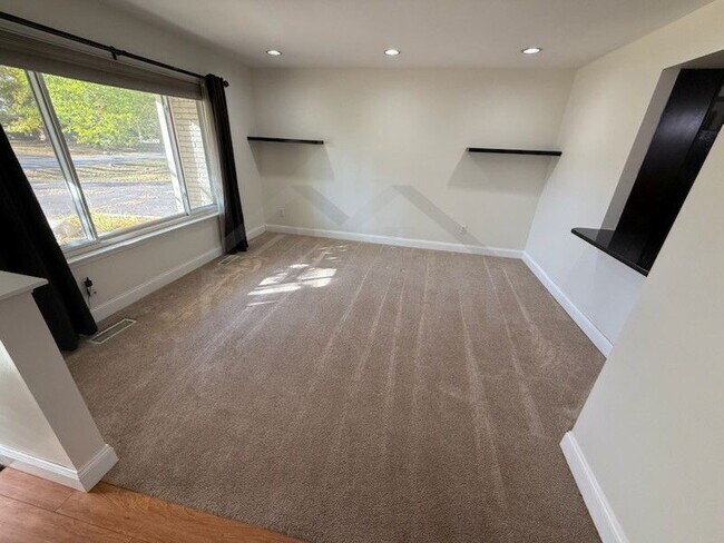 Building Photo - 7072 Lee Crest Dr