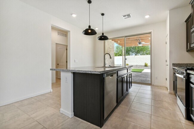 Foto del edificio - 18666 Puget Ave