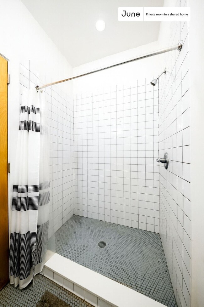 Foto del edificio - Room in Shared 6 bed/2 bath home