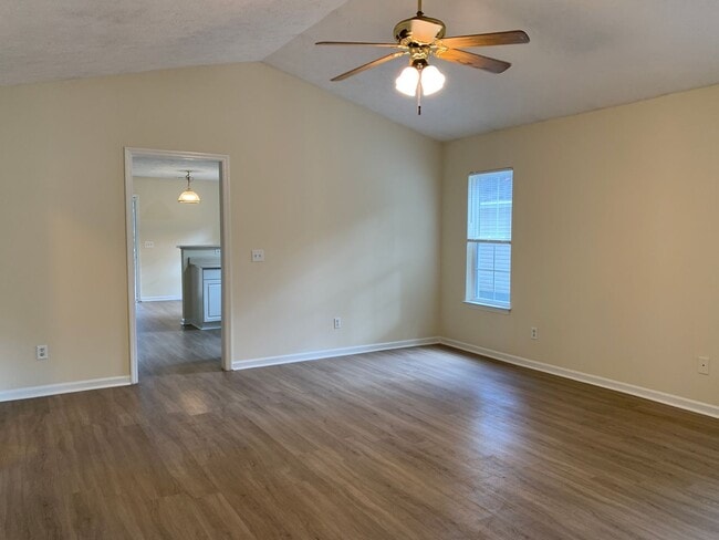 Foto del edificio - 3 Bedroom 3 Bath House Available Now on Hi...