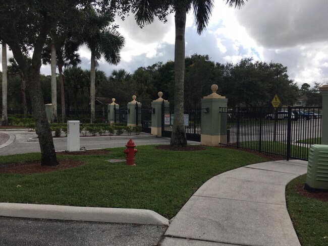 Foto del edificio - 350 Crestwood Cir