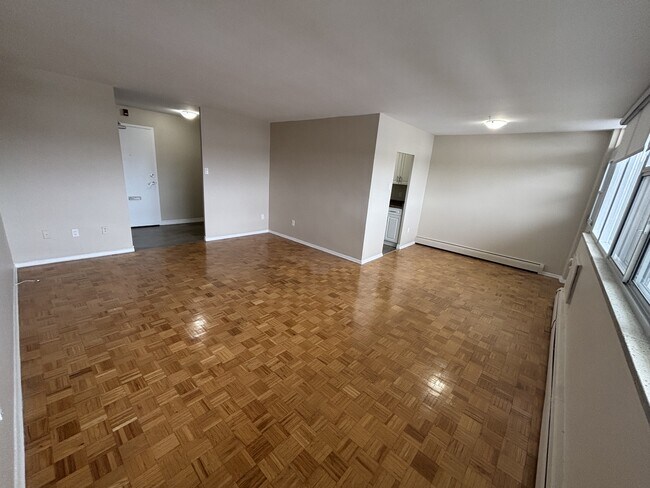 Photo du bâtiment - 1061 Queen's Blvd