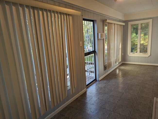 Foto del edificio - 14542 Turner Ave