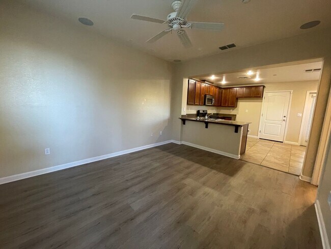 Foto del edificio - Beautifully Updated 3BD/2.5BA Townhouse in Citrus Heights!