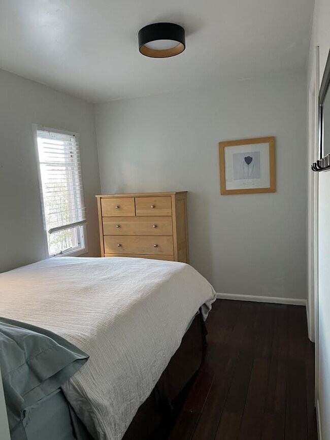 Dormitorio con cama de matrimonio - 7356 S Miles Pl