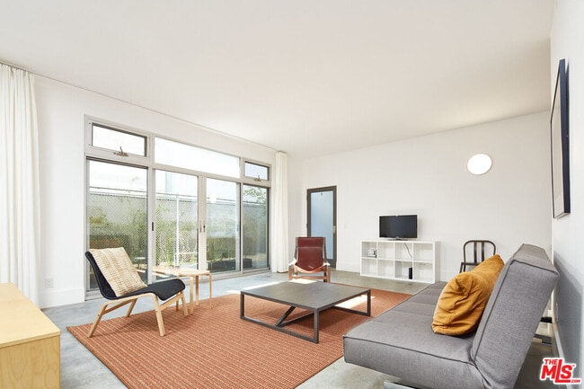 Foto del edificio - 558 Rose Ave