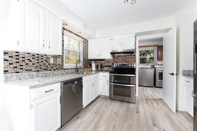 Foto del edificio - 9129 Wandering Trail Dr