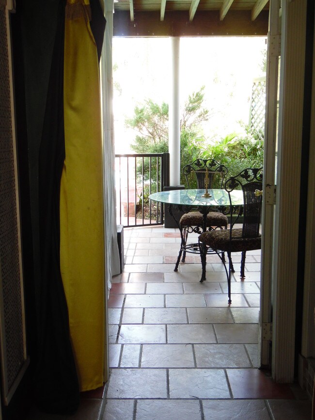 Patio con vistas a la piscina - 19390 Powell Rd