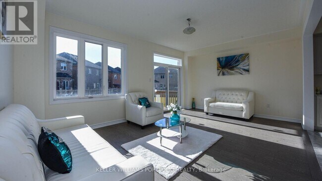 Photo du bâtiment - 10 Hashmi Pl