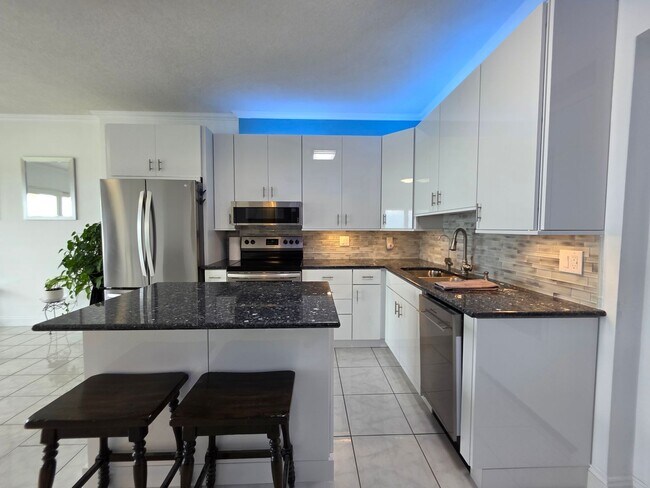 Foto del edificio - 1BR/1BA waterfront condo with golf course ...
