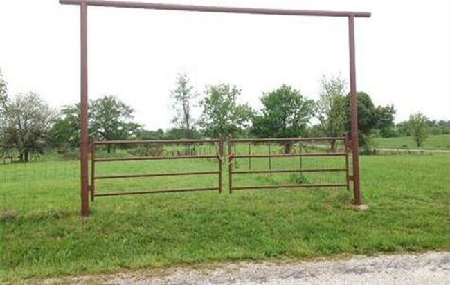 Building Photo - Great 2 bedroom, 1 bath home in Marionvill...