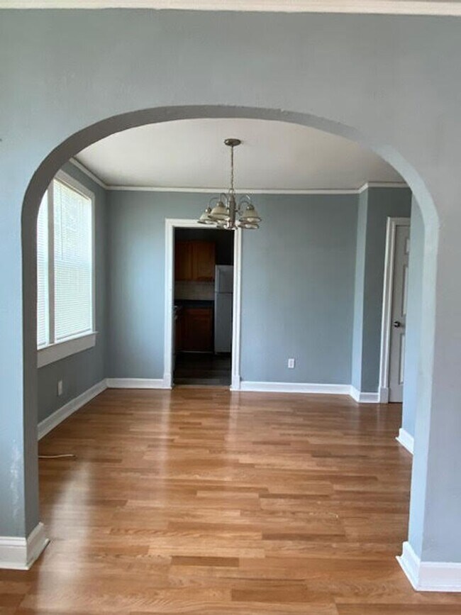 Building Photo - Beautiful 2/1 in the Springfield Area for ...
