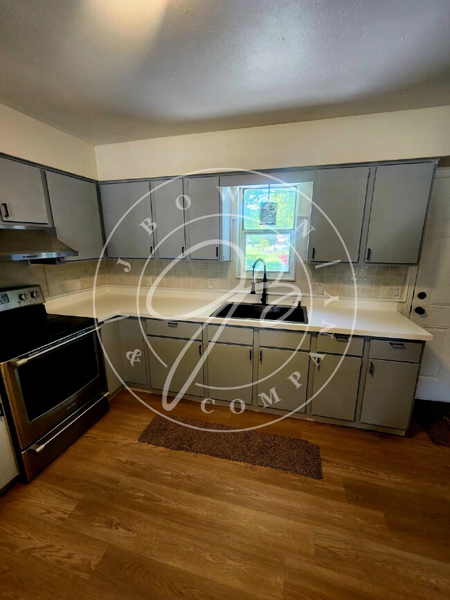 Building Photo - 3 bed 1.5 bath near UT! Updated throughout
