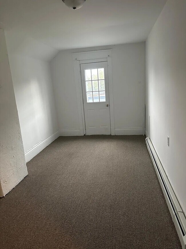 Bedroom w/ access to balcony - 54 Rhode Island St