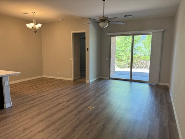 Foto del edificio - 5632 N Teaberry Ln