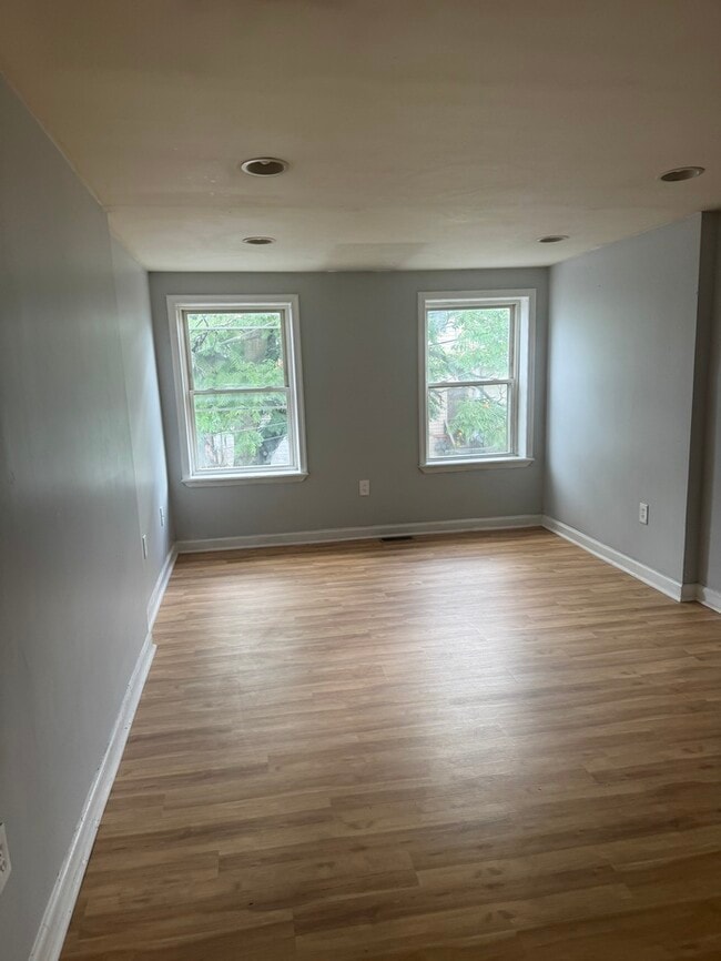 Building Photo - 2 bedrooms 2 bathrooms