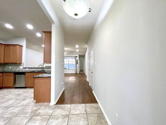 Building Photo - 6715 Pheasant Oak Dr