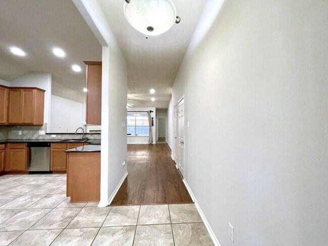 Foto del edificio - 6715 Pheasant Oak Dr