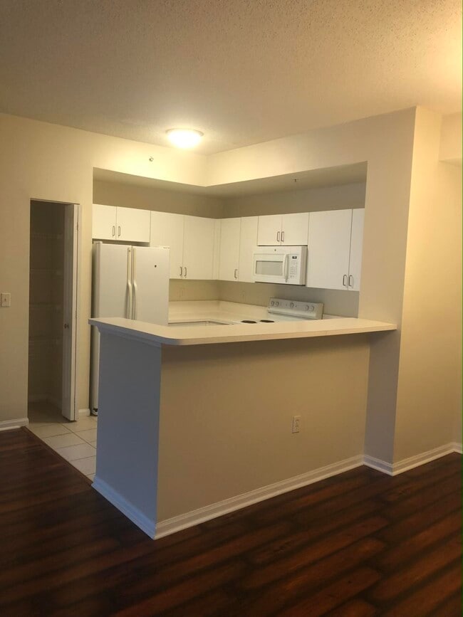 Building Photo - 630 S Sapodilla Ave