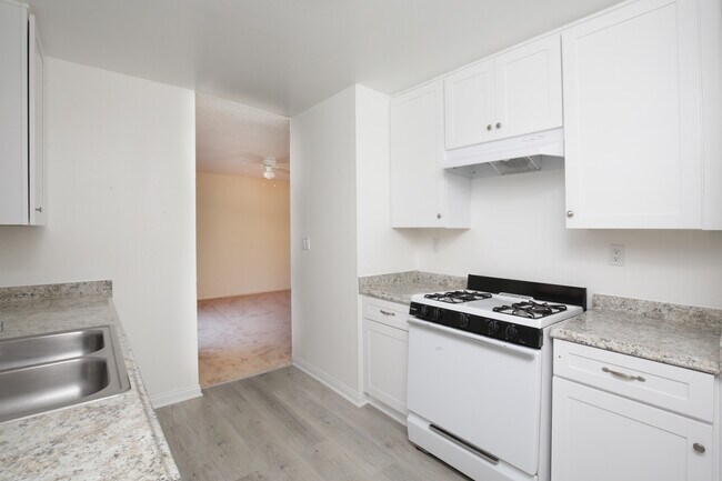 Cocina 103 - Torrance Courtyard Apartments