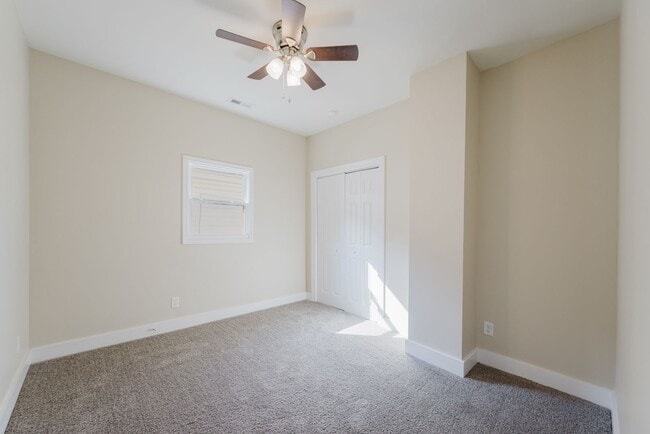 Building Photo - Beautiful Renovated 3 Bedroom and 2 Bathro...