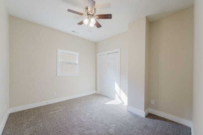 Foto del edificio - Beautiful Renovated 3 Bedroom and 2 Bathro...