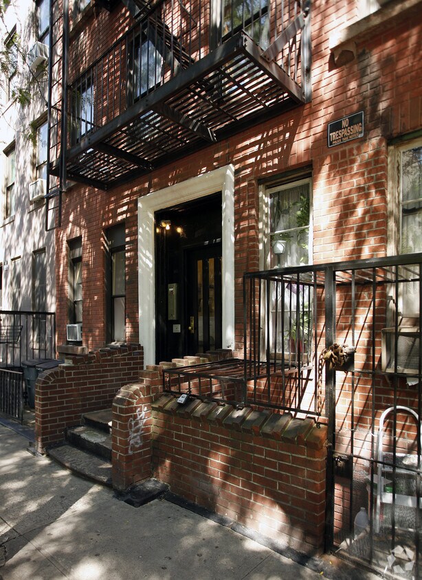 Building Photo - 441 W 48th St