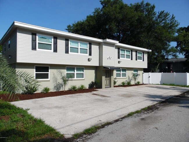 Building Photo - 5830 Yellow Pine Ct