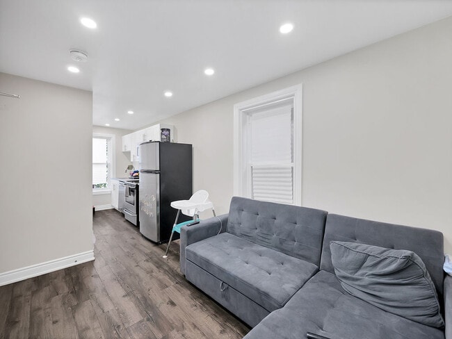 Building Photo - 33 Fairleigh Ave N