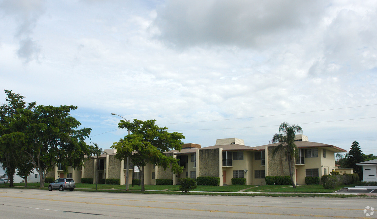 Foto del edificio - Floral Park Townhomes