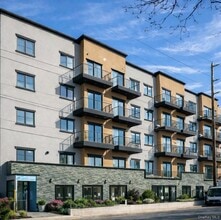 Building Photo - 356-370 Bayview Ave