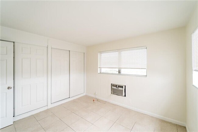 Foto del edificio - 1251 W River Dr