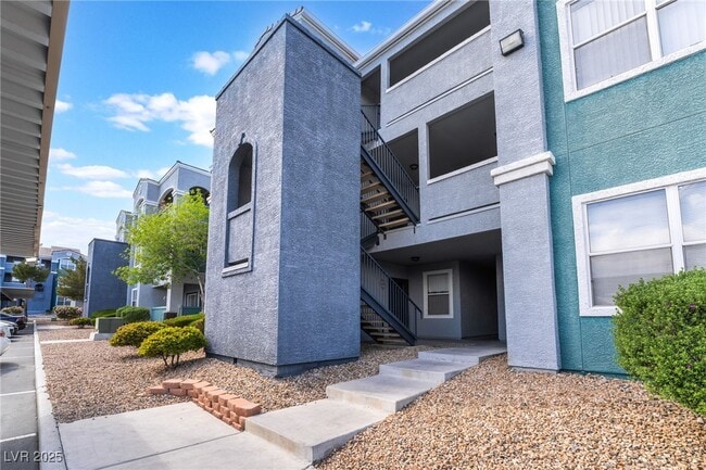 Building Photo - 6955 N Durango Dr