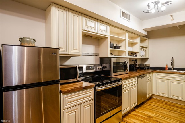Building Photo - 305 W 29th St