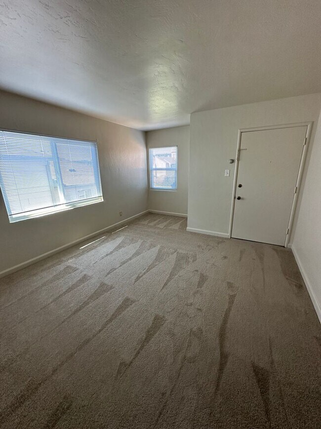 Foto del edificio - 2 bed/1 bath with garage