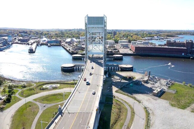 Building Photo - 158 Bridge St