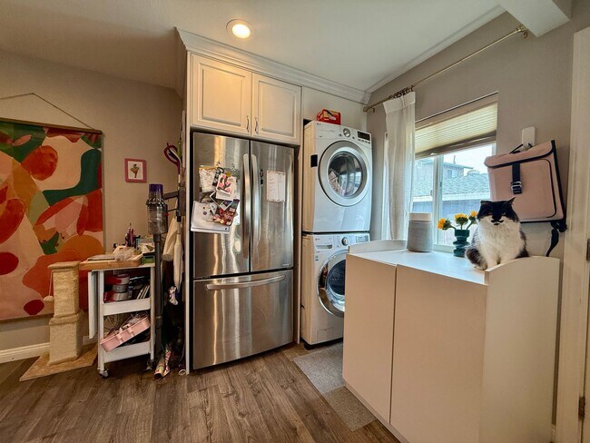Foto del edificio - Modern Bungalow with W/D + A/C! Assigned Parking Included & 1 Garage Storage!