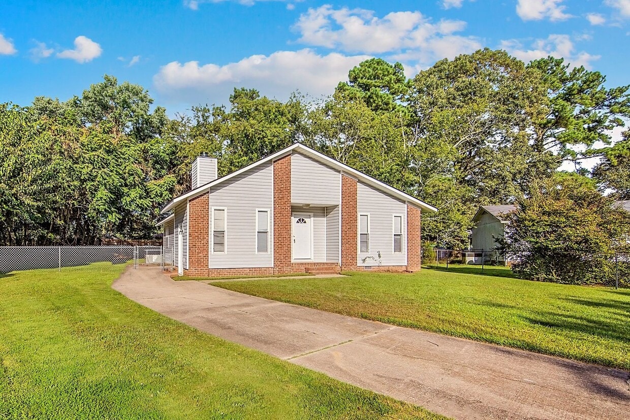 Primary Photo - Updated Home Close to Liberty (6mins)
