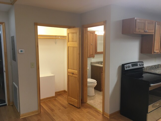 Closet, Bath, Kitchen - 118 E Washington St