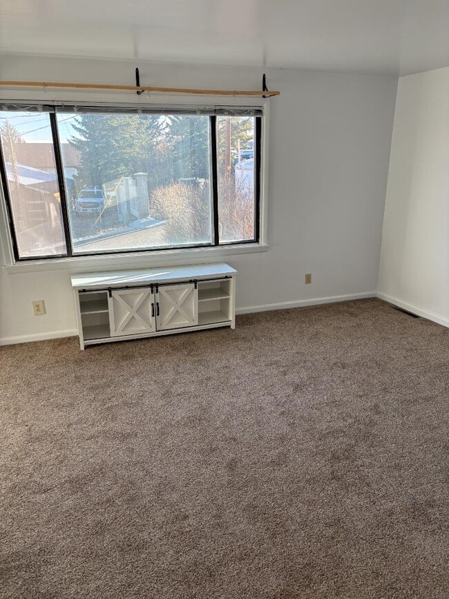 Building Photo - 613 Sage Ave