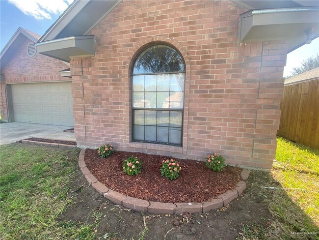 Building Photo - 3809 Oriole Ave